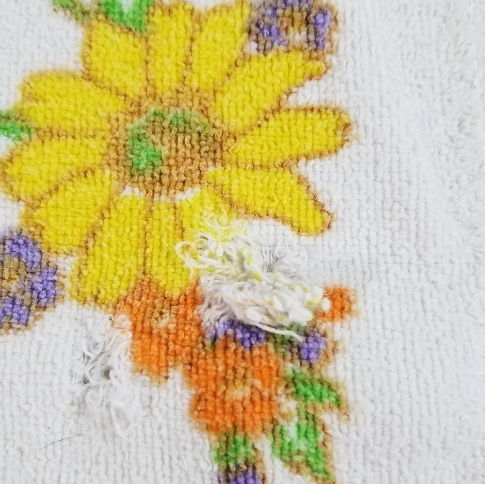 Vintage 1971 Cannon Monticello Daisy Delight cream floral cotton towels